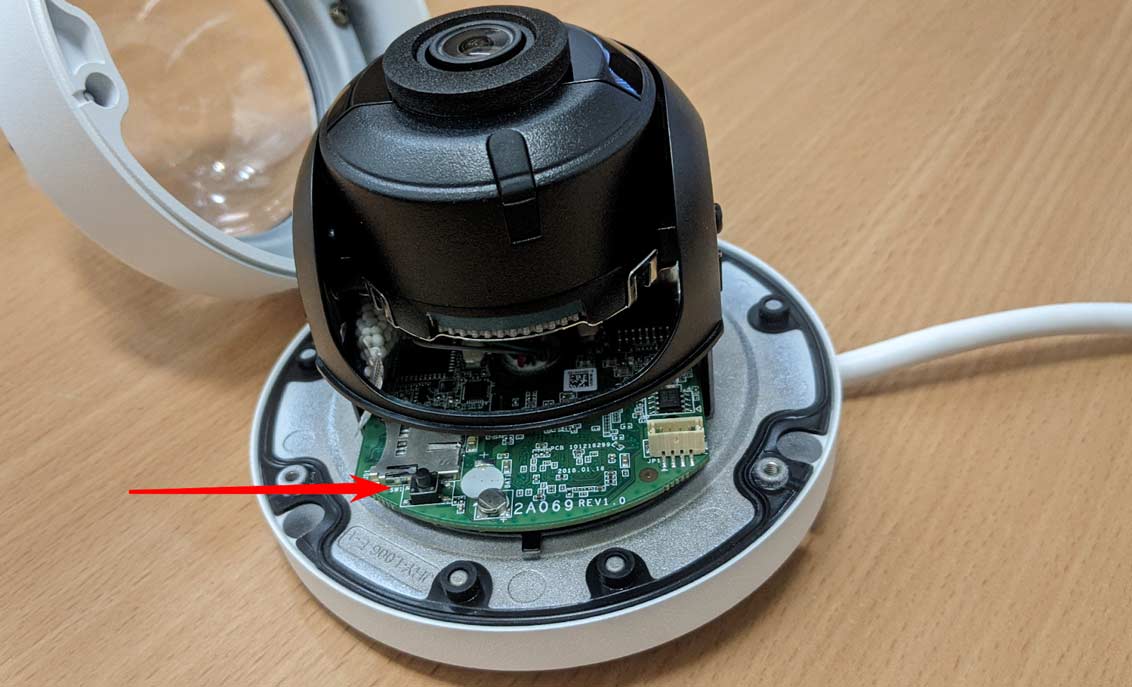 Аппаратная кнопка сброса на купольной IP-камере HikVision